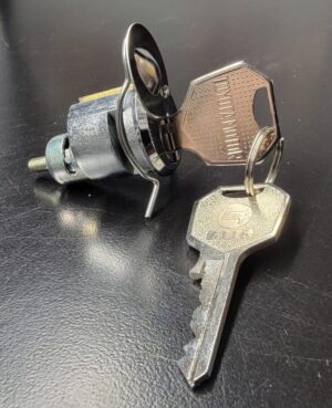 64-12/74 FJ40 rear hatch lock w/keys